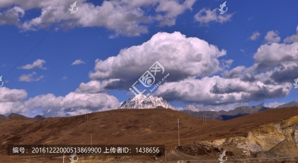 青藏高原的雪山