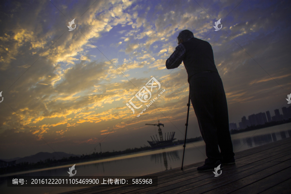 老人在梅溪湖拍夕陽
