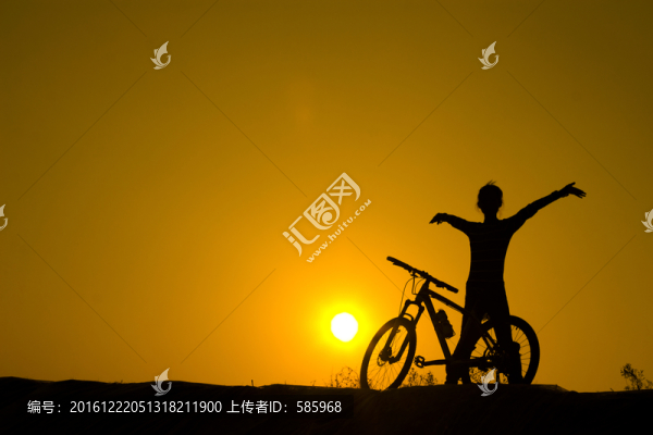 騎自行車剪影
