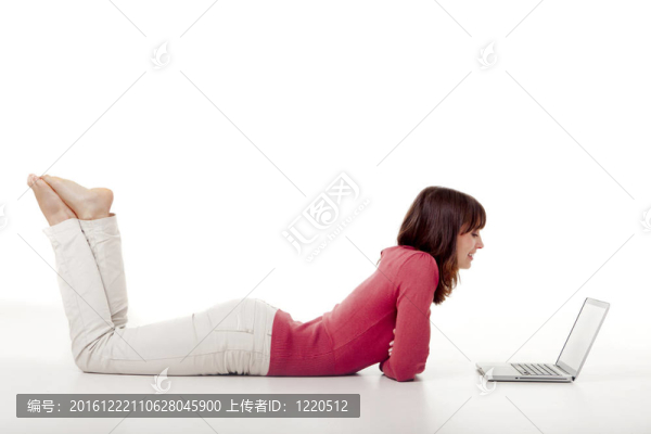 工作與筆記本電腦的女人