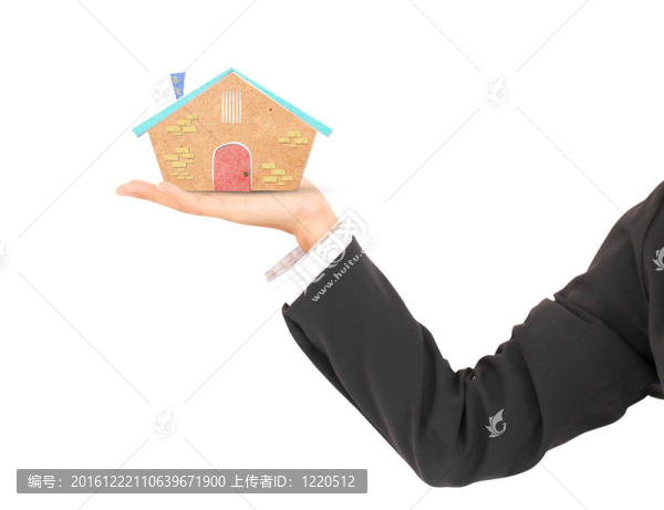 人手拿再生紙棒的房子