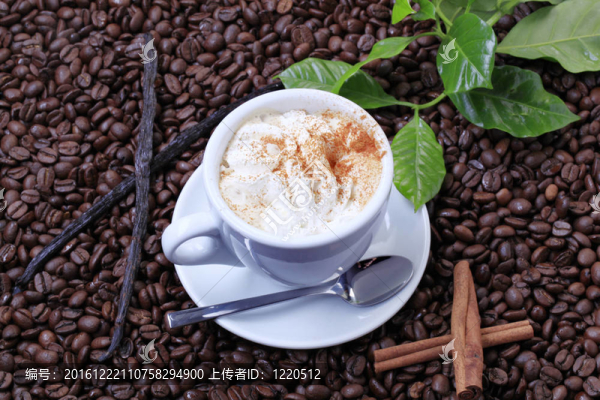 一杯加奶油的咖啡