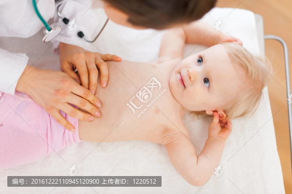 兒科醫(yī)生檢查嬰兒。前視圖