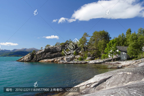 多巖石的海岸