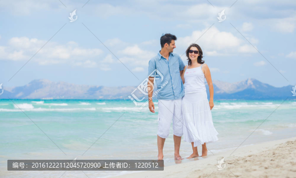海灘上快樂的年輕情侶