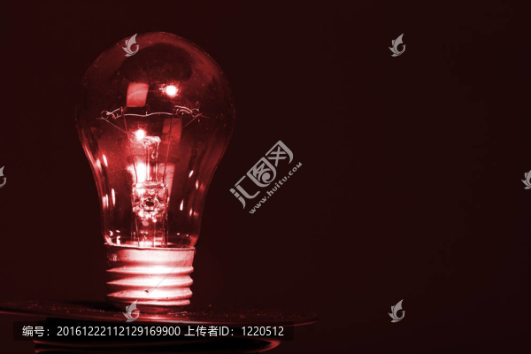 黑色背景燈泡。