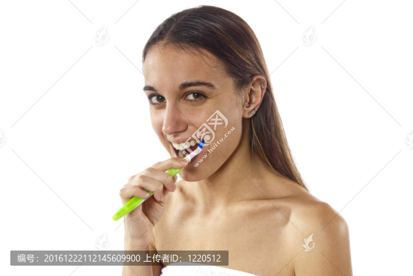 年輕婦女刷牙保持健康