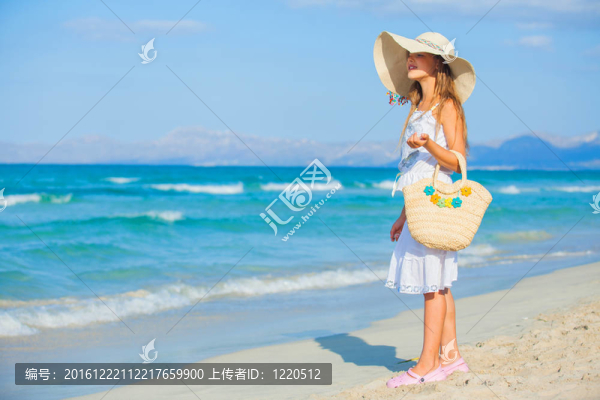可愛的女孩在海灘上戴著優(yōu)雅的帽子