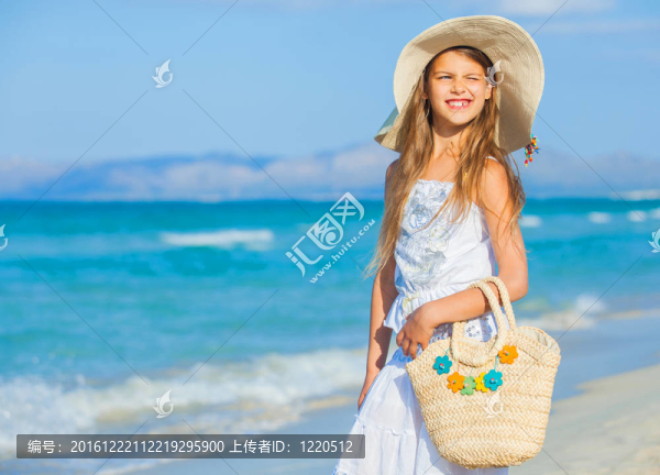 可愛的女孩在海灘上戴著優(yōu)雅的帽子