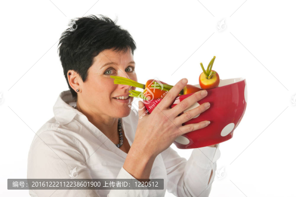 帶蔬菜的年輕婦女
