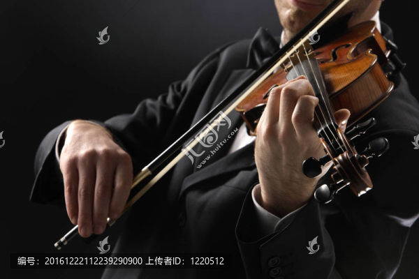 小提琴手：在黑暗背景下演奏小提琴的音樂(lè)家
