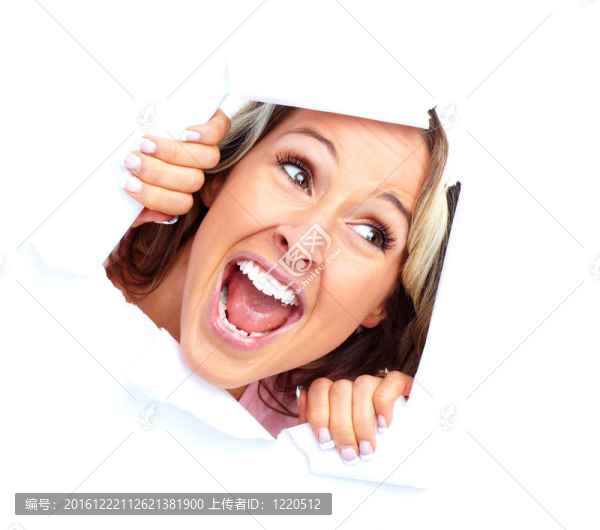 快樂的年輕女人透過一個洞。