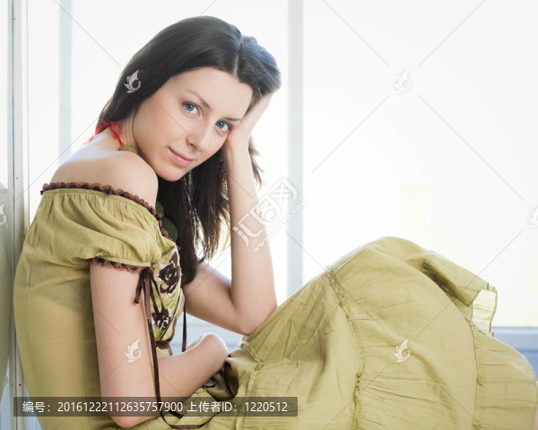 櫥窗里的漂亮女孩