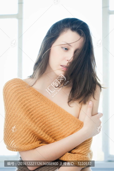 漂亮的黑發(fā)女孩在窗口的肖像