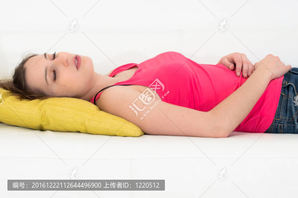 睡在沙發(fā)上的女人