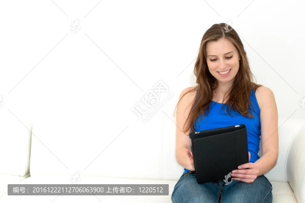 女人在沙發(fā)上拿著她的藥片