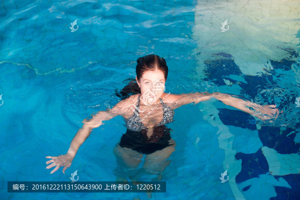 游泳池里的漂亮女孩
