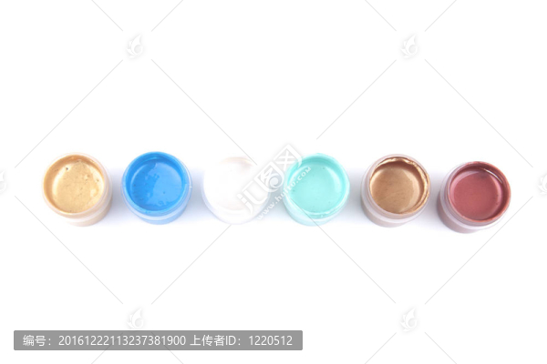 五顏六色的油漆罐