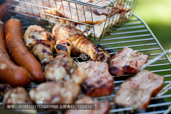 烤架上燒烤美味烤肉