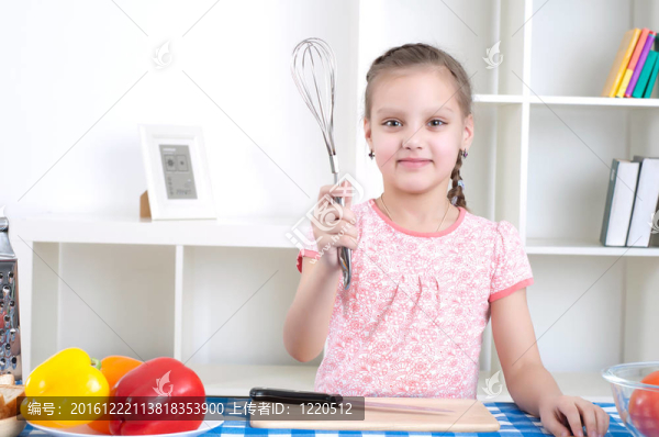 在廚房工作的女孩