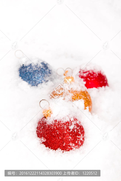藍(lán)色和紅色的金色圣誕雪球