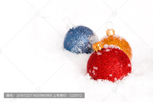 藍色和紅色的金色圣誕雪球