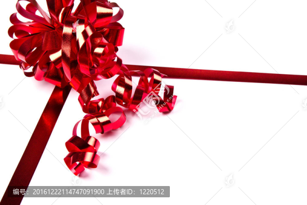 在白色背景上分離出明亮的紅色蝴蝶結(jié)