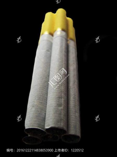 黑白背景上帶有白色濾光片的香煙