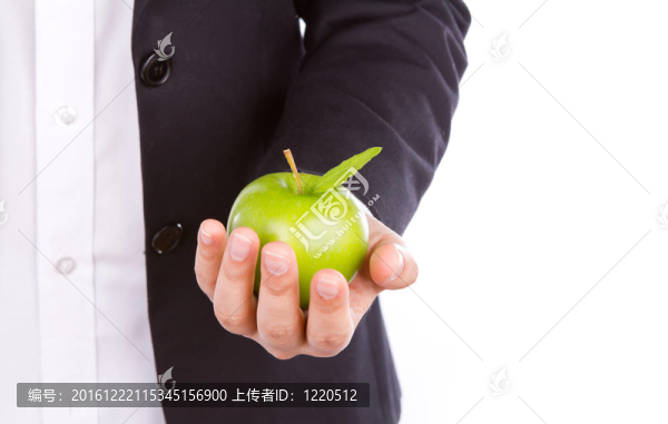 商人手里拿著一個(gè)綠色的蘋果在白色的手上