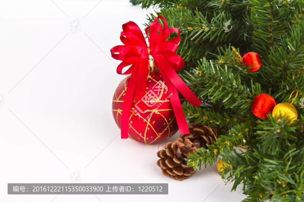 掛在圣誕樹上的紅球