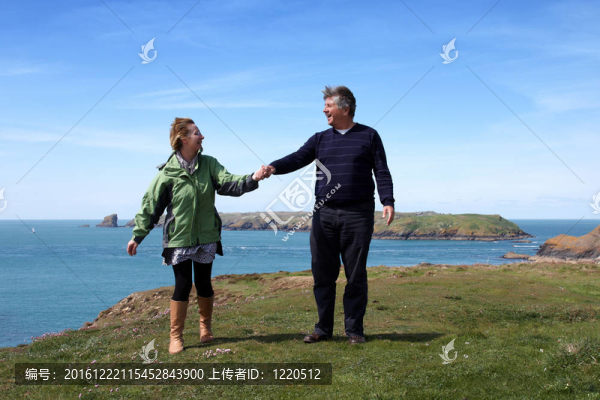 海岸路徑上的成熟夫婦