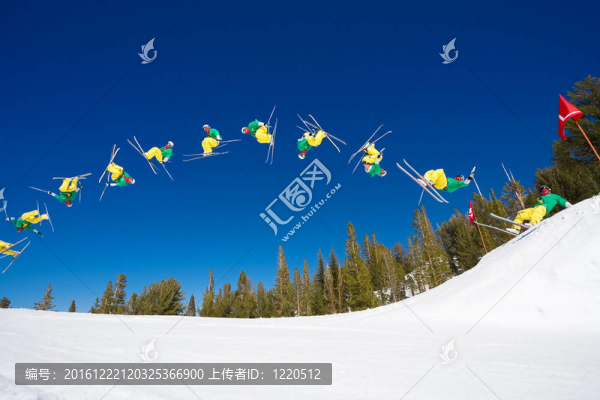 滑雪者做激進(jìn)的后空翻跳躍序列