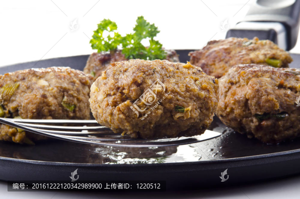 新鮮的油炸丸子躺在平底鍋上