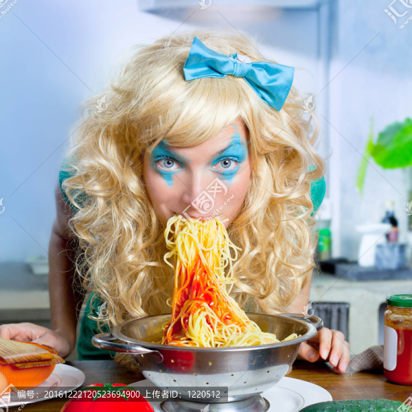 金發(fā)小姐在廚房吃面食喜歡瘋狂
