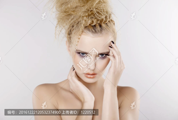 漂亮的金發(fā)美女