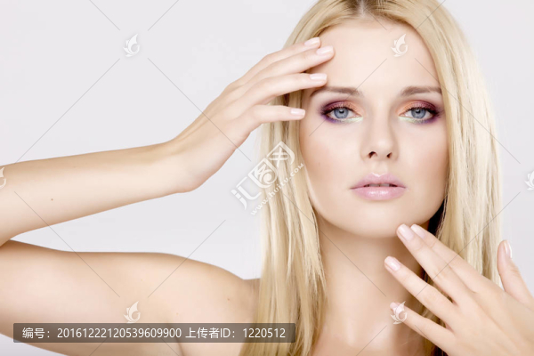漂亮的金發(fā)美女