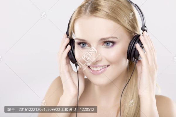 美麗的女孩是聽音樂