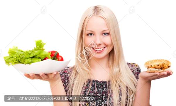 有蔬菜和漢堡包的婦女