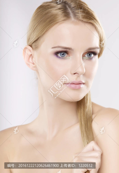 漂亮的金發(fā)美女