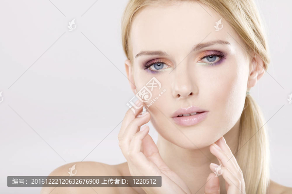 漂亮的金發(fā)美女