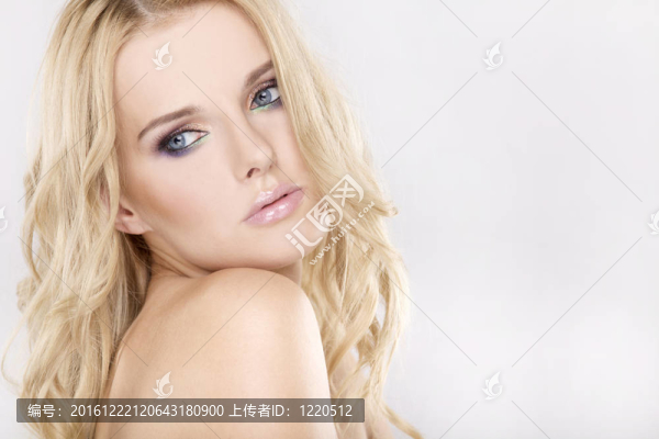 漂亮的金發(fā)美女
