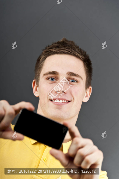 男子手持手機