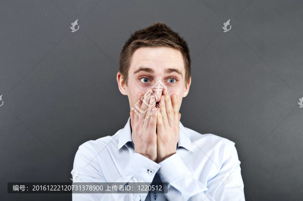 男子非常害怕黑色背景