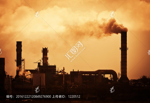全球變暖煙霧從工廠上升