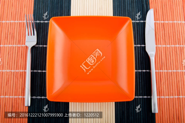 桌上的空盤子和餐具