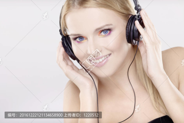 美麗的女孩是聽(tīng)音樂(lè)