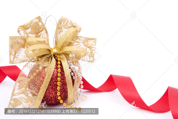紅色圣誕球和金蝴蝶結絲帶