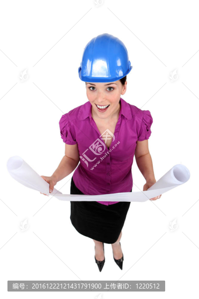 女建筑師看報紙