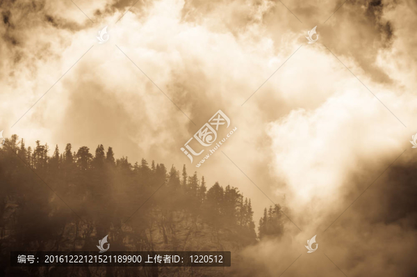 云霧籠罩的山峰