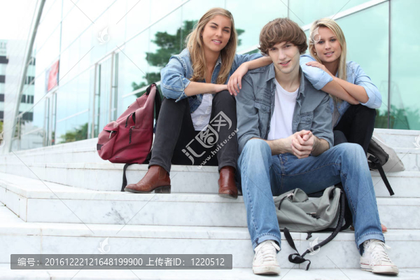 三個(gè)學(xué)生坐在外面的臺(tái)階上